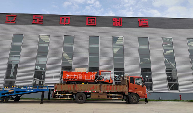 客戶定制載重8噸礦用四不像運輸車裝車發(fā)貨黃島港，出口中亞