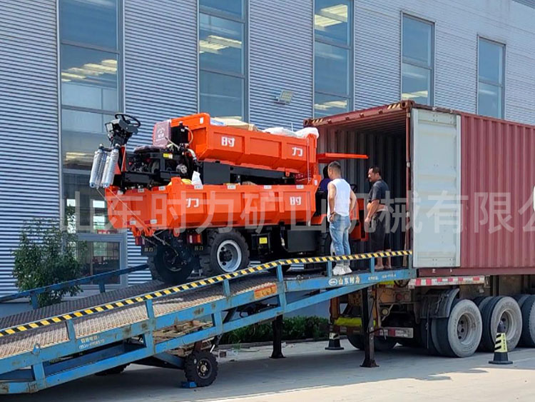 3噸柴油三輪車、5噸四不像車等車型出口發(fā)貨