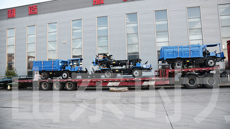 4臺(tái)載重5噸礦用四不像車(chē)運(yùn)往港口裝柜